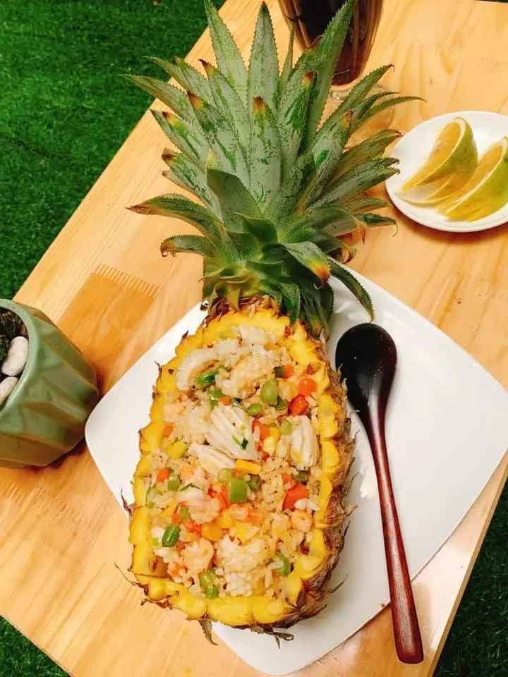 Cơm chiên trứng thập cẩm.