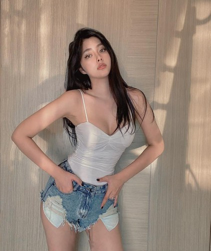 Có chiều cao nổi bật 1,8m, Huỳnh Tiên từng nhận cô có vóc dáng đô con khi tăng cân mất kiểm soát. Sau sự cố thử váy hiệu bị rách, cô đã quyết tâm giảm cân.