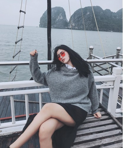 Đặc biệt nhất, vòng eo thon và vòng hông quyến rũ của Huỳnh Tiên hút mọi ánh nhìn theo từng chuyển động của cô.