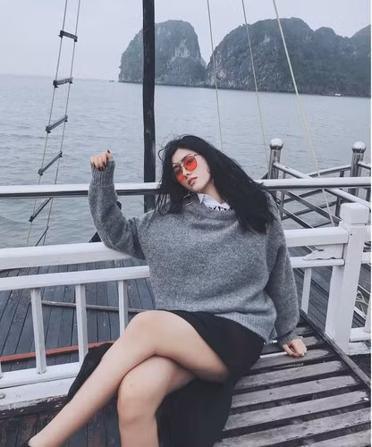 Đặc biệt nhất, vòng eo thon và vòng hông quyến rũ của Huỳnh Tiên hút mọi ánh nhìn theo từng chuyển động của cô.