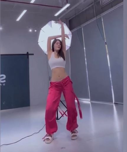 Huỳnh Tiên tập nhiều bộ môn khác nhau như yoga, gym và nhảy sexy dance. Mỗi môn thể thao đều mang lại những hiệu quả nhất định, đốt calo và giúp tái tạo năng lượng cho cô nàng.