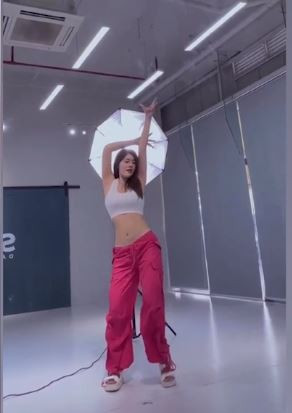 Nhảy hiện đại giúp Huỳnh Tiên đốt năng lượng hiệu quả trong một thời gian ngắn. Khoảnh khắc cô thực hiện những vũ đạo quyến rũ, khoe trọn đường cong hút mắt.