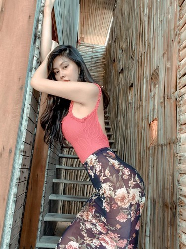 Để có vóc dáng hoàn hảo, Huỳnh Tiên còn tập thêm gym. Gym giúp cải thiện số đo hình thể hiệu quả hơn. Cựu "gà cưng" của Vũ Khắc Tiệp tập trung các bài tập vào eo, hông... hạn chế các bài tập cho thân trên để không bị thô.