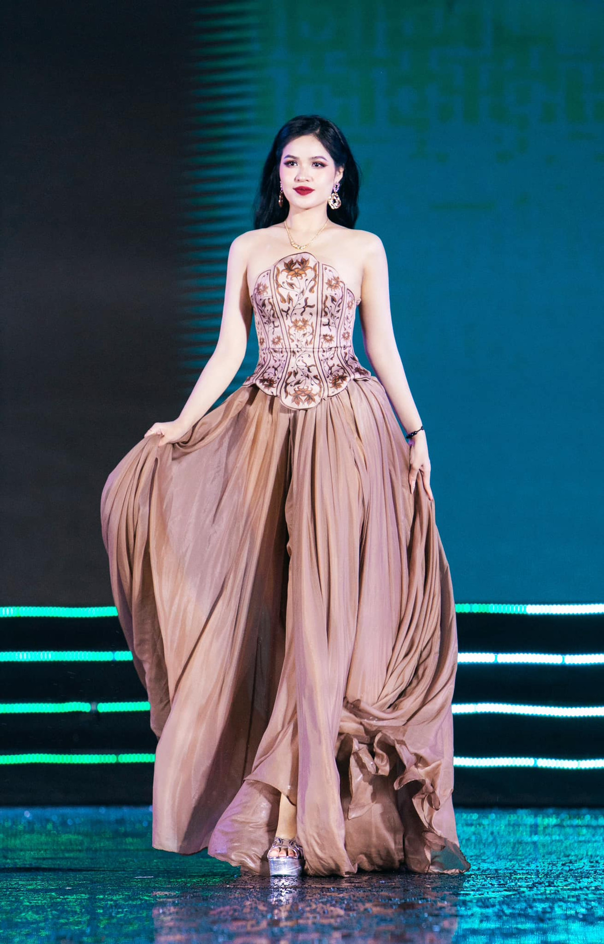 Sau khi xuất hiện tại show hẹn hò, cuộc sống của Ngọc Lan có rất nhiều thay đổi. Ngoài việc tiếp tục học năm cuối ĐH Kiến trúc TP.HCM, cô còn có cơ hội mới trong công việc là làm mẫu ảnh cho một số nhãn hàng, tự kinh doanh thời trang.