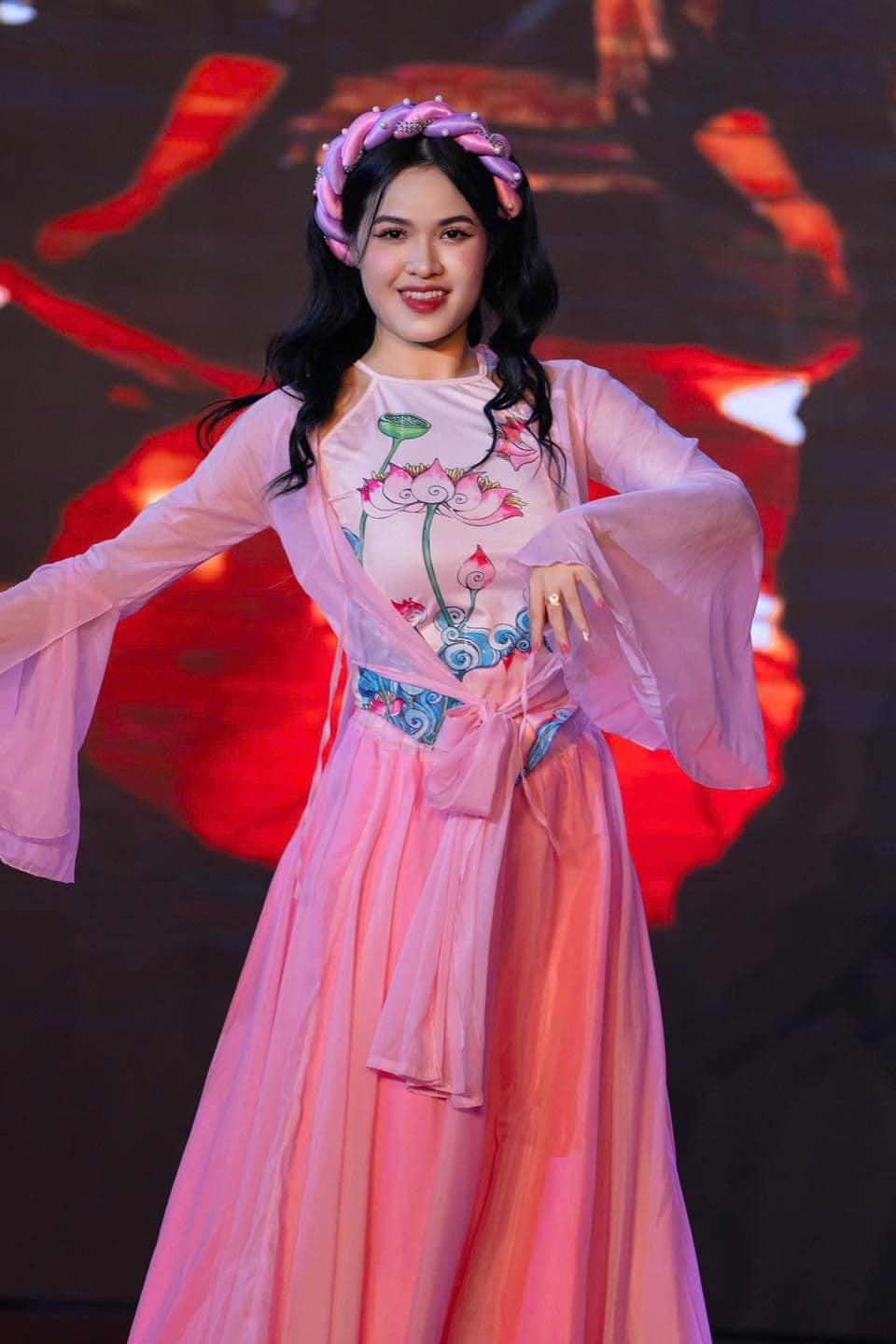 Trong những hình ảnh do Ngọc Lan chia sẻ lên MXH, cô cũng được nhận xét nhan sắc ngày càng thăng hạng, phong cách ăn mặc cũng như chụp ảnh ấn tượng hơn so với trước đây.