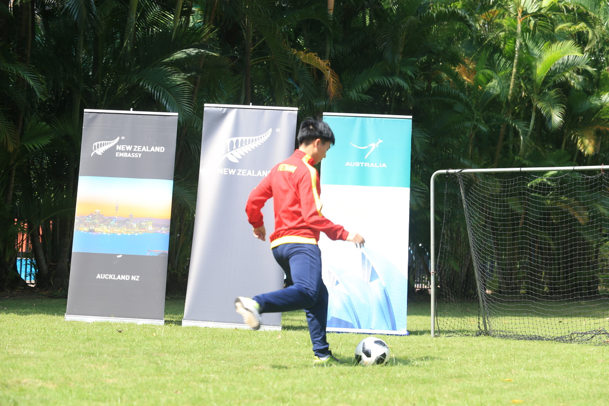 Bà Tredene Dobdon khẳng định nước chủ nhà New Zealand có sự chuẩn bị tốt nhất để cùng Australia tổ chức thành công World Cup. Đại sứ New Zealand rất mong đội bóng quê hương của mình sẽ vượt qua vòng bảng