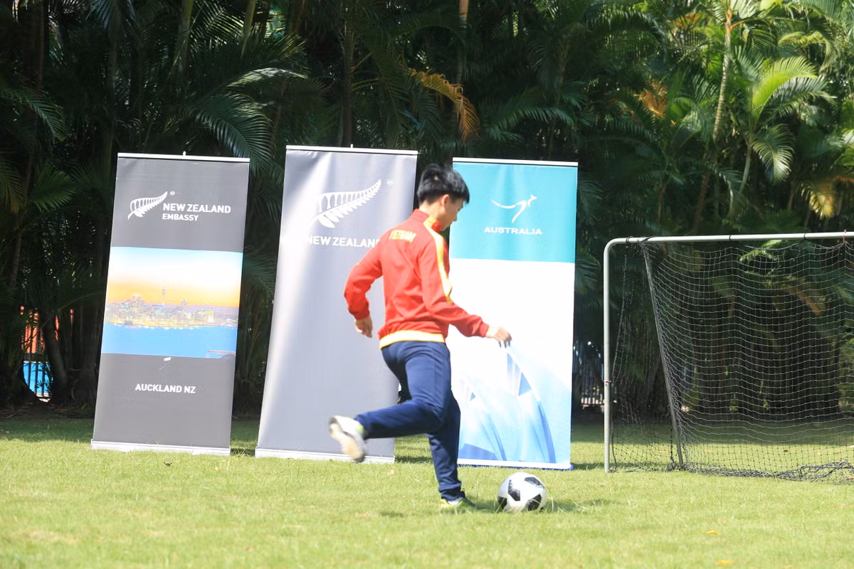 Bà Tredene Dobdon khẳng định nước chủ nhà New Zealand có sự chuẩn bị tốt nhất để cùng Australia tổ chức thành công World Cup. Đại sứ New Zealand rất mong đội bóng quê hương của mình sẽ vượt qua vòng bảng