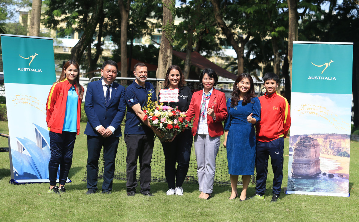 Bà Tredene Dobdon (giữa) - Đại sứ New Zealand chúc mừng tuyển nữ Việt Nam lần đầu tham dự World Cup.