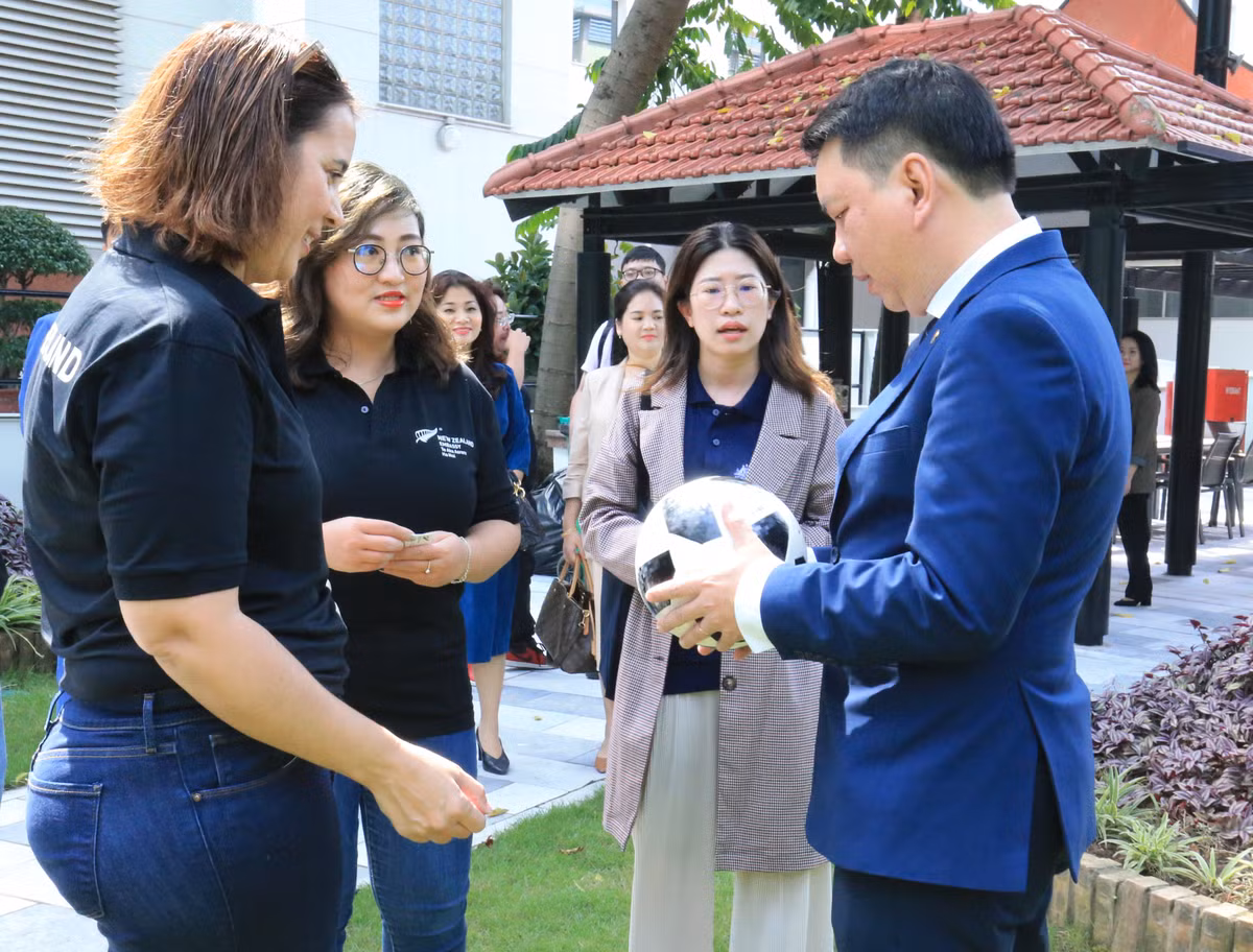 Sau khi biết kết quả bốc thăm chia bảng và địa điểm thi đấu, đoàn công tác VFF bắt đầu đi tiền trạm, tìm hiểu, đánh giá trước cơ sở vật chất, khó khăn và thuận lợi để đưa ra phương án phù hợp trước khi tuyển Việt Nam sang đây vào năm sau.