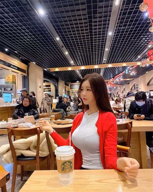 Mới đây trên mạng xã hội, bức ảnh ghi lại cảnh cô nàng hot girl lạ mặt, với dung nhan cực kỳ thanh tú, đồng thời sở hữu thân hình nóng bỏng đang ngồi uống cafe Starbuck được chia sẻ lên nhiều diễn đàn.