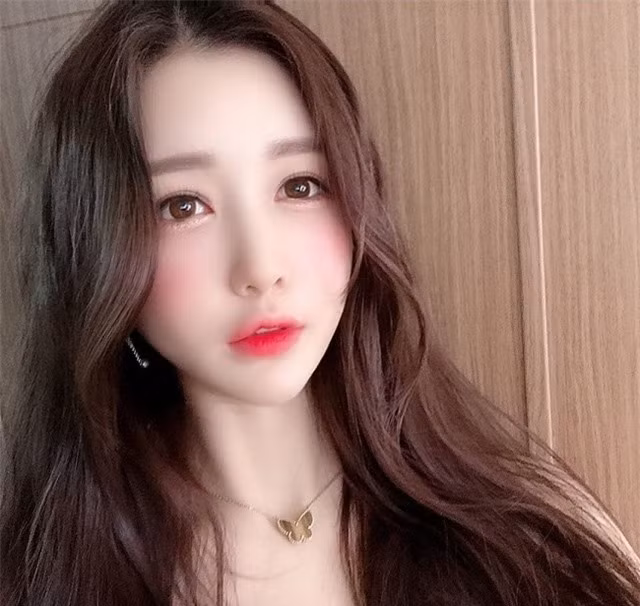 Chỉ cần lướt qua trang cá nhân của Garin, nhiều người sẽ hiểu tại sao cô nàng lại có sức hút đến vậy. Bởi gái xinh này thường xuyên đăng tải những hình ảnh nóng bỏng của bản thân, thu hút rất nhiều lượt like và tương tác.