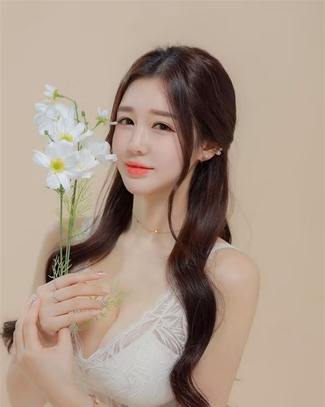 Cũng không mất quá lâu để cộng đồng mạng có thể tìm ra danh tính của cô gái. Tưởng ai xa lạ, hóa ra như nhiều người lường trước, đó không phải là một cô nàng bình thường mà đã là hot girl có tiếng trên Instagram.