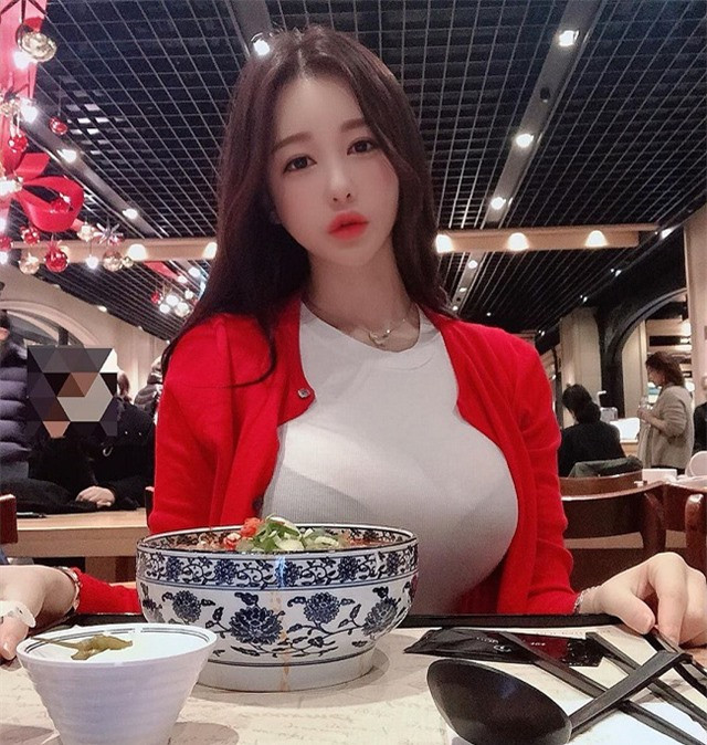 Có lẽ ai cũng sẽ bị ấn tượng từ cái nhìn đầu tiên với gái xinh, khi không chỉ xinh như búp bê, đa phần còn khó có thể rời mắt khỏi vòng một “siêu khủng” của nàng hot girl, bất chấp cô ăn mặc cũng rất kín đáo.