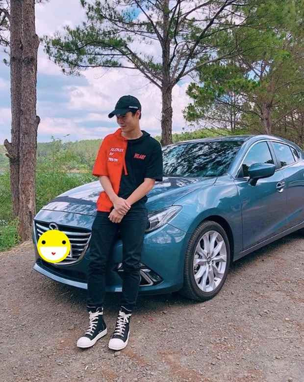 Cuối năm 2019, "Chủ tịch" Văn Toàn khi đó 23 tuổi đã tậu một chiếc Toyota Altis. Ở thời điểm đó phiên bản cao cấp nhất của mẫu xe này bán ra chính hãng khoảng hơn 900 triệu đồng. Từ đó đến nay chàng cầu thủ chưa có thêm cập nhật công khai về chuyện xe cộ.