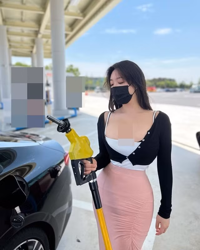 Mới đây những bức ảnh đi đổ xăng, của gái xinh Hàn Quốc có tên Jeon Ji Eun gây chú ý. Đặc biệt, cô nàng này thể hiện cách ăn mặc gợi cảm khoe ngực khủng "ngộp thở".