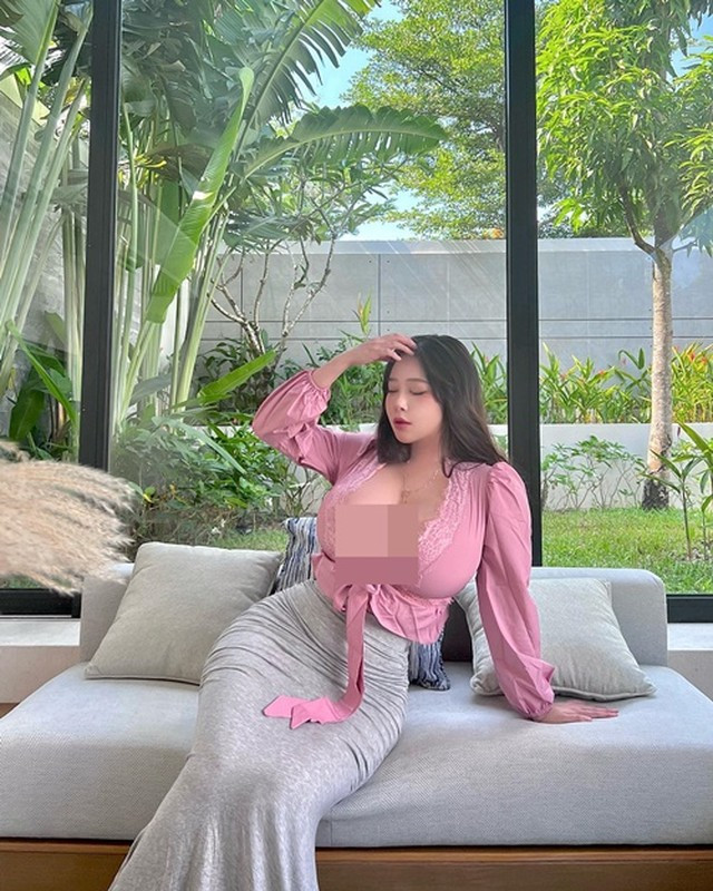 Jeon Ji Eun thu hút sự chú ý của cộng đồng mạng xứ kim chi nhờ gương mặt xinh đẹp và đường cong chuẩn "đồng hồ cát". Người đẹp càng "hot" hơn khi dân mạng biết cô cao 1m70 và nặng đến 71kg.