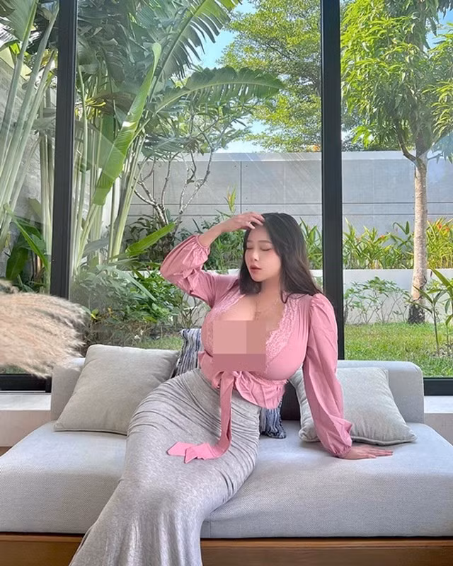 Jeon Ji Eun thu hút sự chú ý của cộng đồng mạng xứ kim chi nhờ gương mặt xinh đẹp và đường cong chuẩn "đồng hồ cát". Người đẹp càng "hot" hơn khi dân mạng biết cô cao 1m70 và nặng đến 71kg.