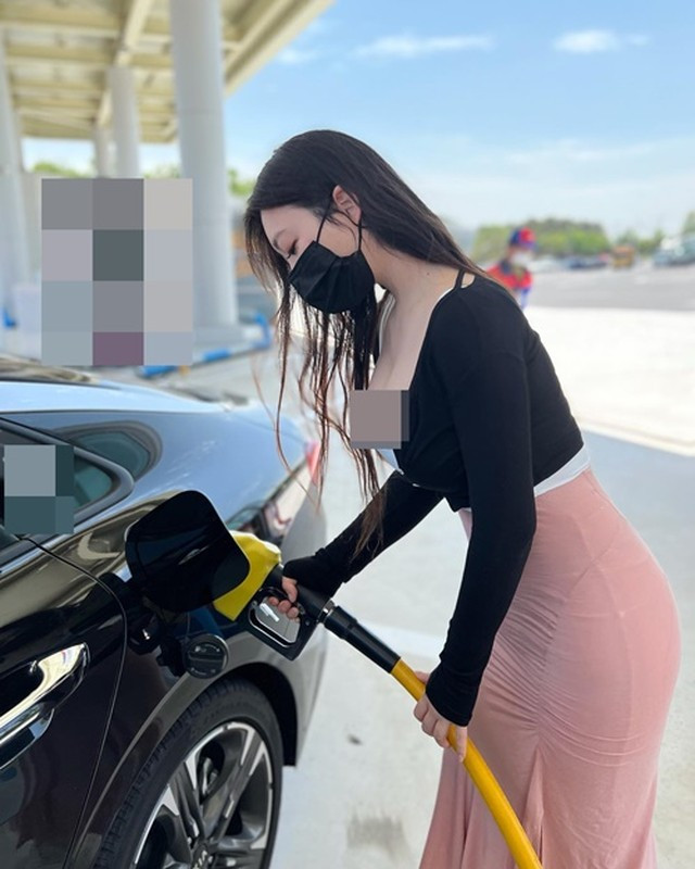 Hình ảnh hở bạo đứng đổ xăng của hot girl người Hàn Quốc ngay lập tức nhận được sự quan tâm của nhiều cư dân mạng.