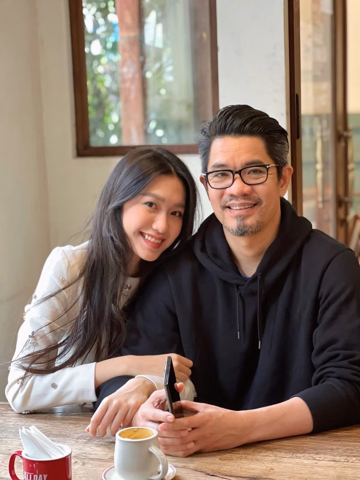 Bố vợ Đoàn Văn Hậu là ông Doãn Thanh Sơn vốn là người ít nói, ít chia sẻ trên mạng xã hội nhưng trong ngày đặc biệt ấy của con gái, ông dành lời nhắn nhủ ấm áp đến ái nữ mới gả đi.