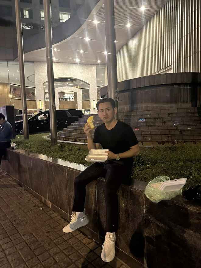 Nhìn ảnh ông hoàng kim cương ngồi trước cửa khách sạn, mặt tiu nghỉu mà dân mạng không nhịn nổi cười.