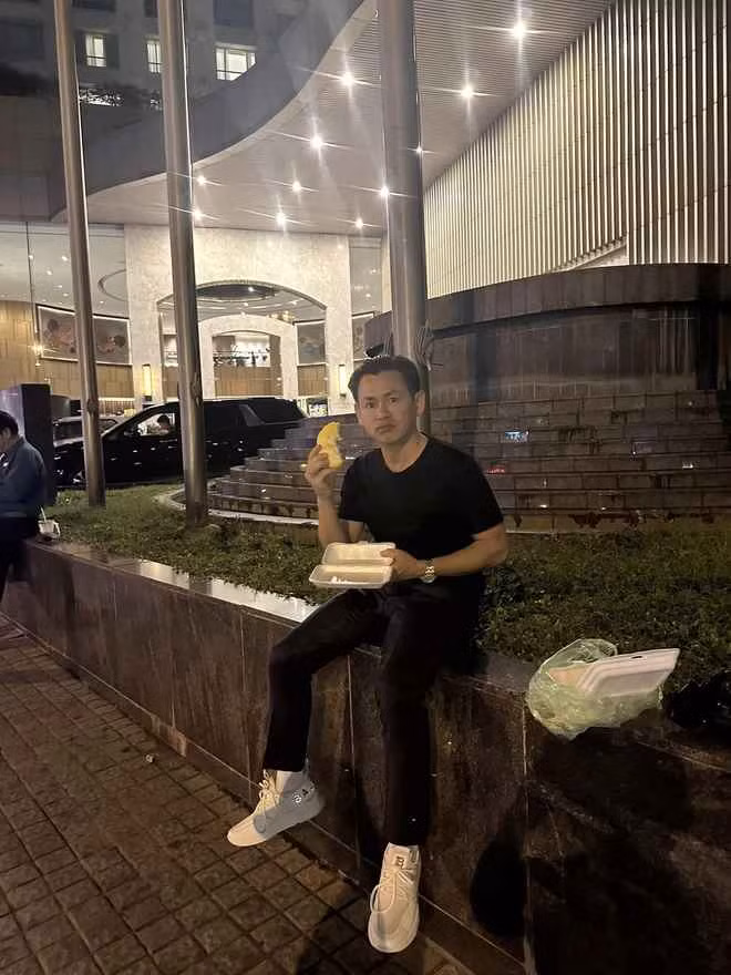 Nhìn ảnh ông hoàng kim cương ngồi trước cửa khách sạn, mặt tiu nghỉu mà dân mạng không nhịn nổi cười.