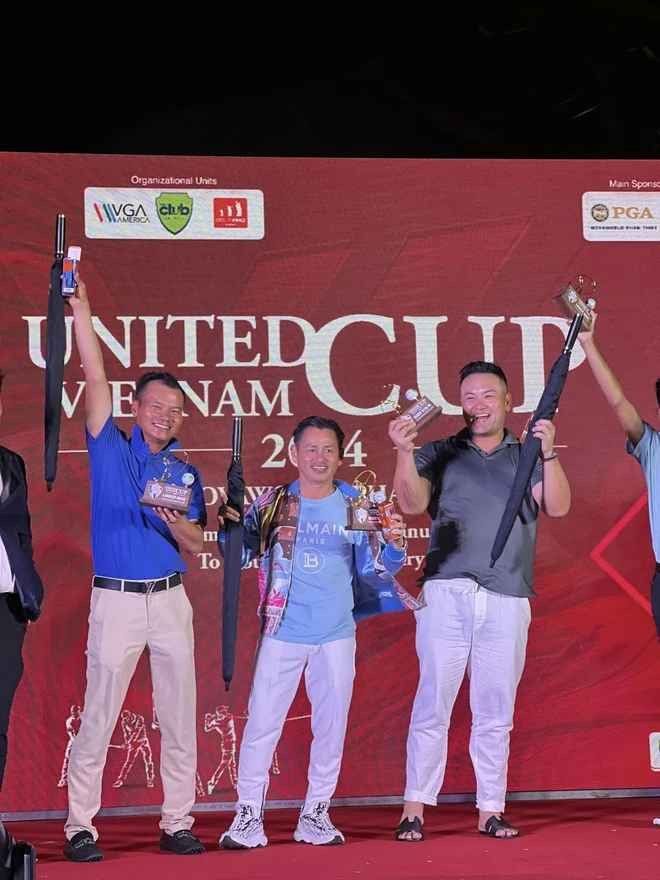 Johnny Đặng, người đàn ông khoác lên mình toàn vàng và kim cương, ông chủ tiệm kim hoàn nổi tiếng nhất nhì nước Mỹ mới đây vừa về Việt Nam. "Phú ông" tham gia thi đấu một giải golf quốc tế, sau đó cùng vợ nghỉ dưỡng, du lịch tại Phan Thiết, Đà Lạt, thành phố Hồ Chí Minh, Long An.