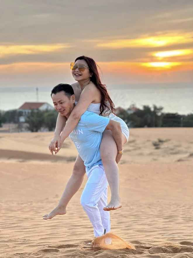 Johnny Đặng tỏ ra hài lòng, vui vẻ trong chuyến về Việt Nam lần này.