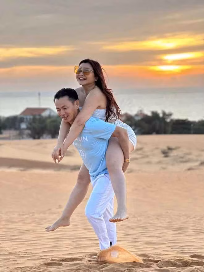 Johnny Đặng tỏ ra hài lòng, vui vẻ trong chuyến về Việt Nam lần này.