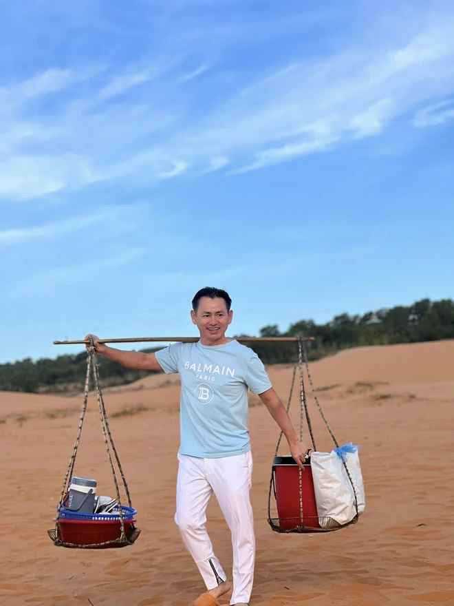 Johnny Đặng cho biết, khi gánh đòn gánh và ngồi xe máy, anh nhớ lại tuổi thơ bươn chải của mình, thời chưa qua Mỹ lập nghiệp.