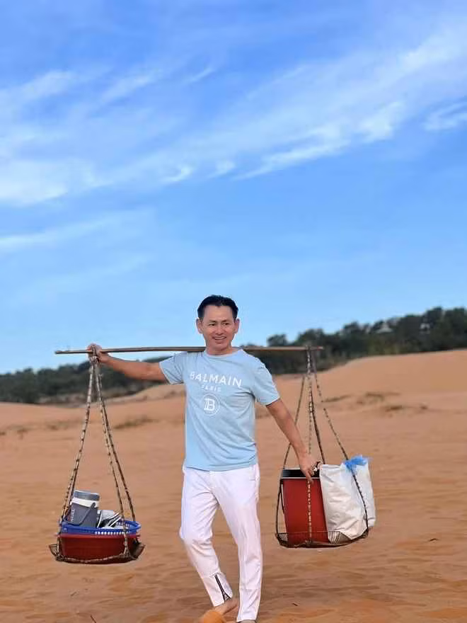 Johnny Đặng cho biết, khi gánh đòn gánh và ngồi xe máy, anh nhớ lại tuổi thơ bươn chải của mình, thời chưa qua Mỹ lập nghiệp.