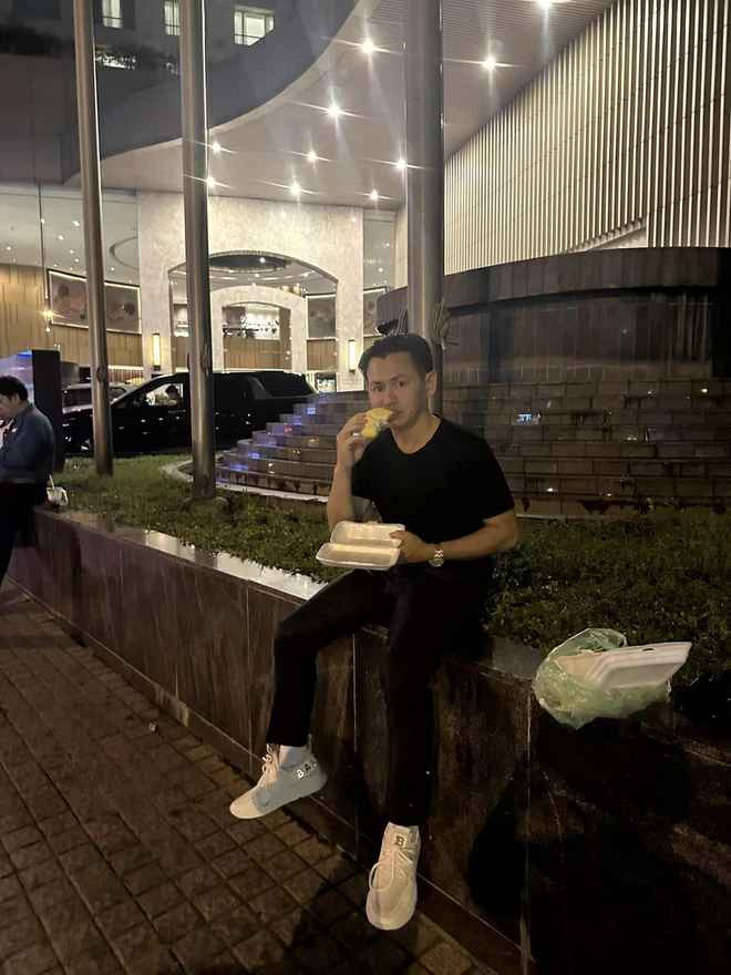 Hóa ra, Johnny Đặng vốn ghiền sầu riêng. Khi ở thành phố Hồ Chí Minh, anh đã mua sầu riêng ăn cho bõ thèm.