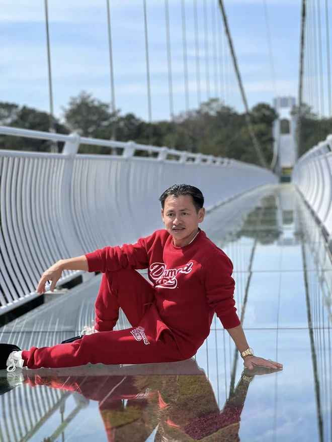 Có một điều duy nhất khiến phú ông "hờn dỗi", đó là sự cố anh bị khách sạn hạng sang... mời ra lề đường ngồi.