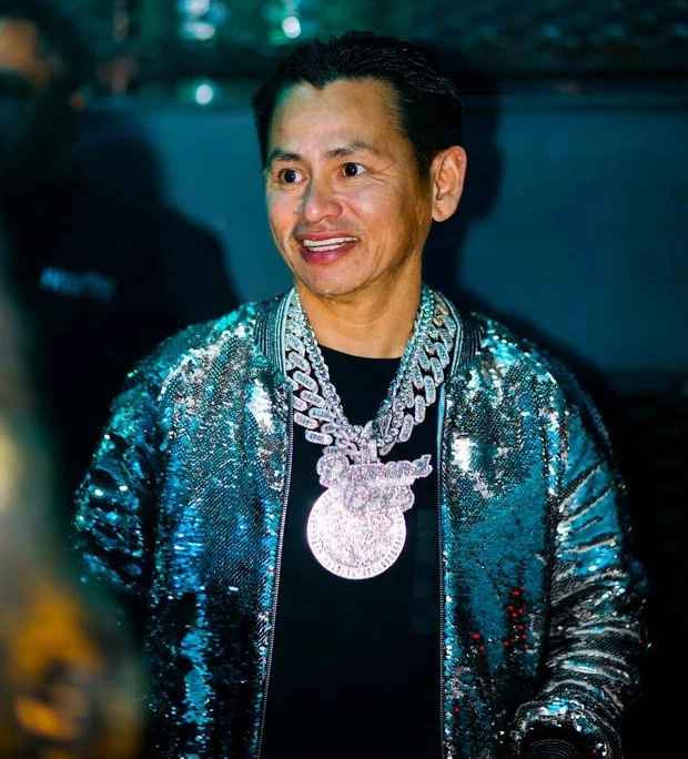 Theo quy định của khách sạn này, để tránh mùi khó chịu gây ảnh hưởng tới không gian và các khách hàng khác, không ai được ăn các món ăn nặng mùi trong khuôn viên khách sạn.