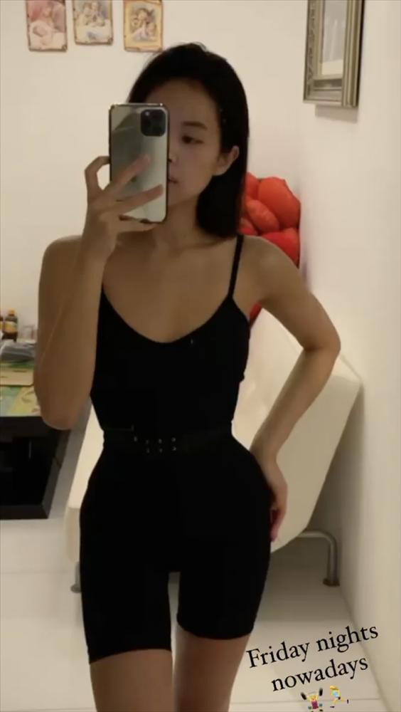 Mới đây, rich kid Tiên Nguyễn đã đăng một chiếc story lên Instagram khoe vóc dáng và trang phục "giản dị" khi tập tành ở nhà. Ngay lập tức, câu chuyện lúc lên đồ đi tiệc và khi ở nhà của cô nàng được bàn tán tới tấp.