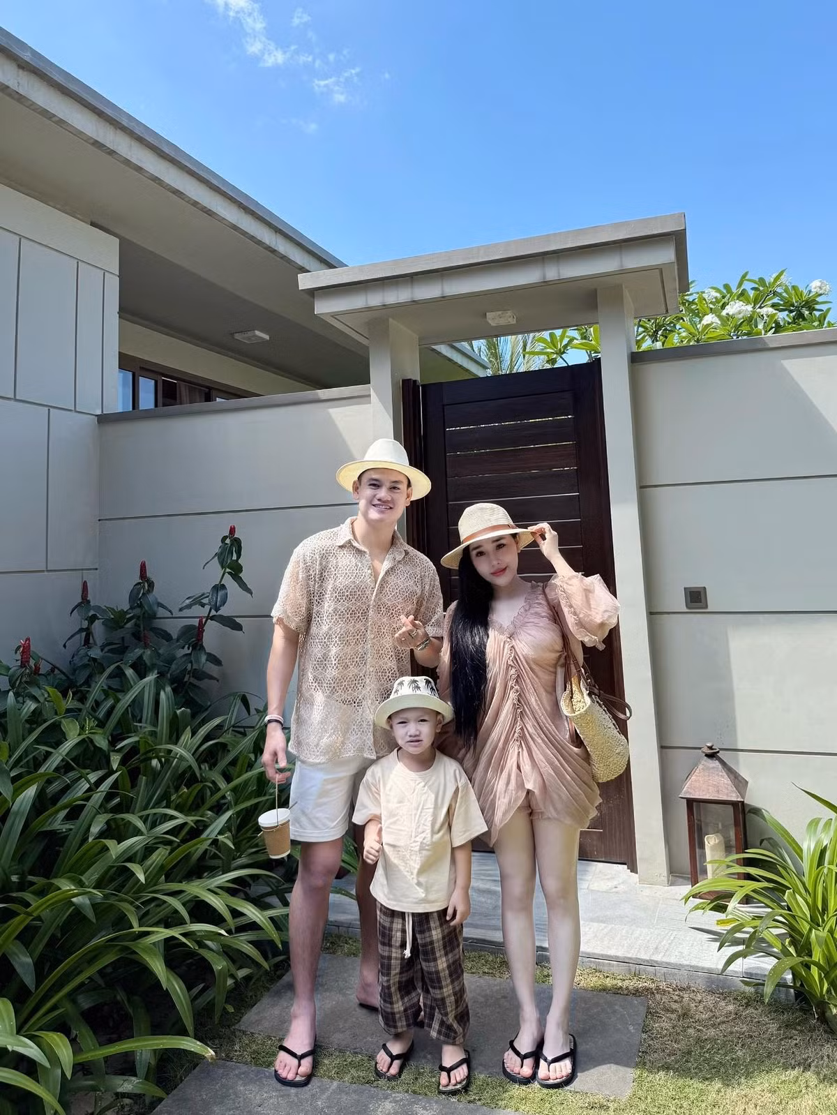 Hồ Tấn Tài và Hiếu Phạm bén duyên vào năm 2019, sau một lần gặp gỡ tình cờ tại quán ăn nhờ sự giới thiệu của bạn bè. Tình yêu của họ nảy nở tự nhiên và bền chặt qua thời gian.