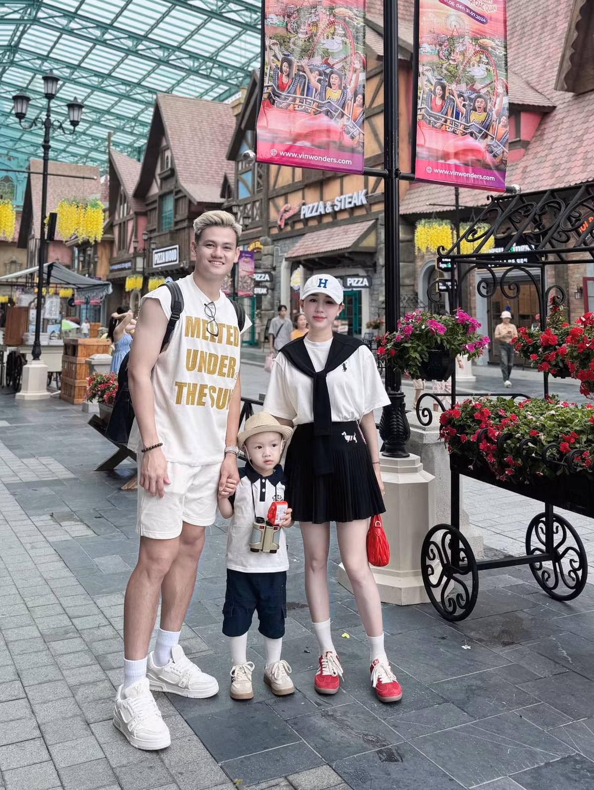 Bên dưới phần bình luận một số tài khoản nói việc cầu thủ được lên tuyển là cho “dây”, Phạm Thị Hiếu tỏ ra đồng tình với quan điểm này, vợ Tấn Tài đáp: “Thật là nực cười anh nhỉ”.