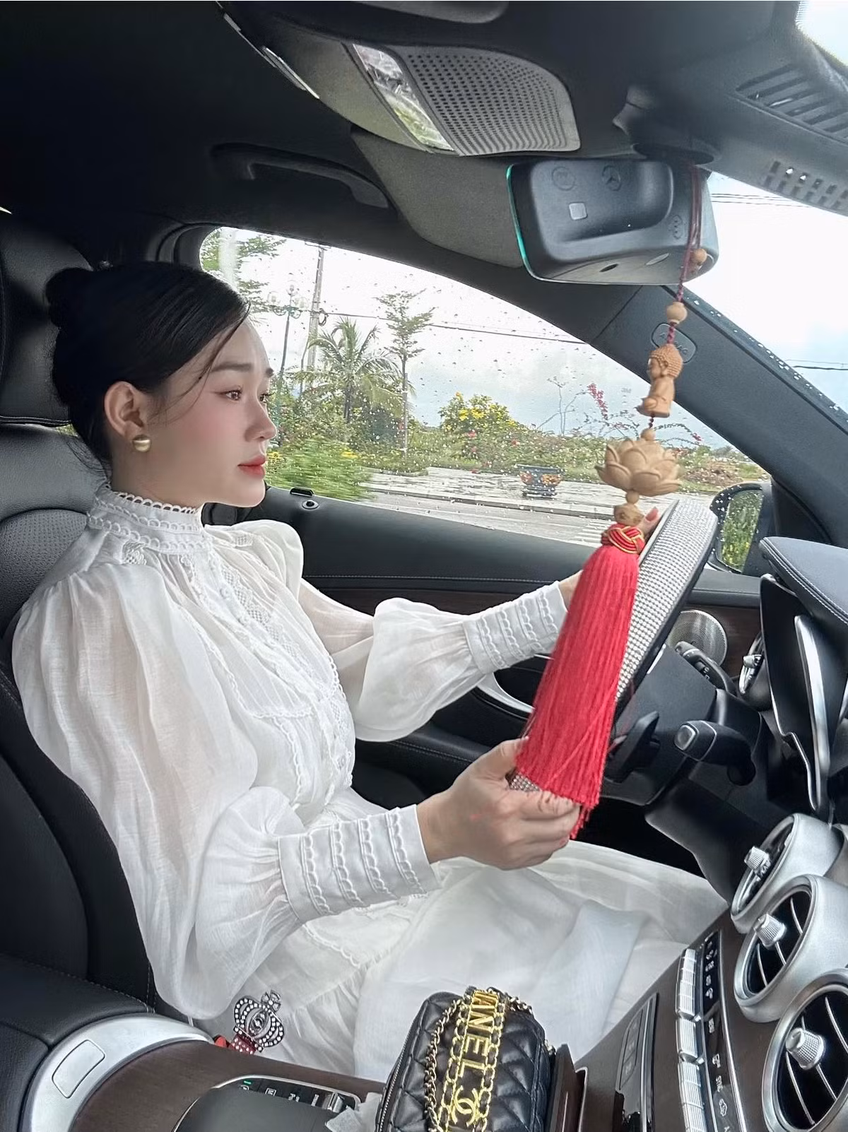 Hành động bốc phát lên mạng xã hội của nàng WAG không ít lần ảnh hưởng đến danh tiếng của chồng cầu thủ. Sau ồn ào, Phạm Thị Hiếu tập trung vào công việc cá nhân và chỉ chia sẻ ảnh gia đình lên mạng.