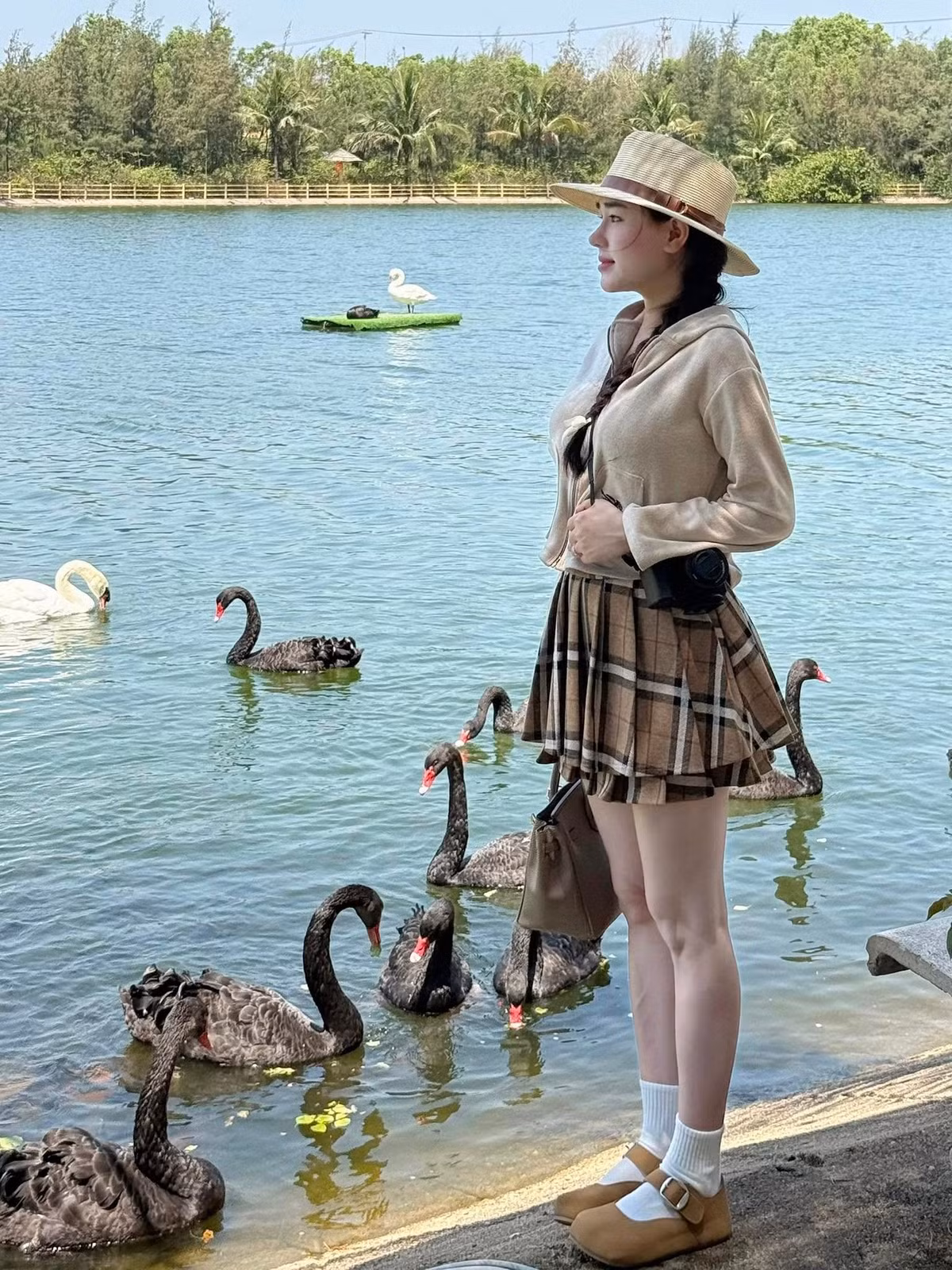 Không chỉ sở hữu nhan sắc nổi bật, Hiếu Phạm còn được biết đến với tinh thần tự lập, mạnh mẽ – điều hiếm thấy trong cuộc sống của nhiều nàng WAGs. Sau khi kết hôn, vợ chồng cô đã đầu tư mua xe Mercedes trị giá hơn 2 tỷ đồng và xâ