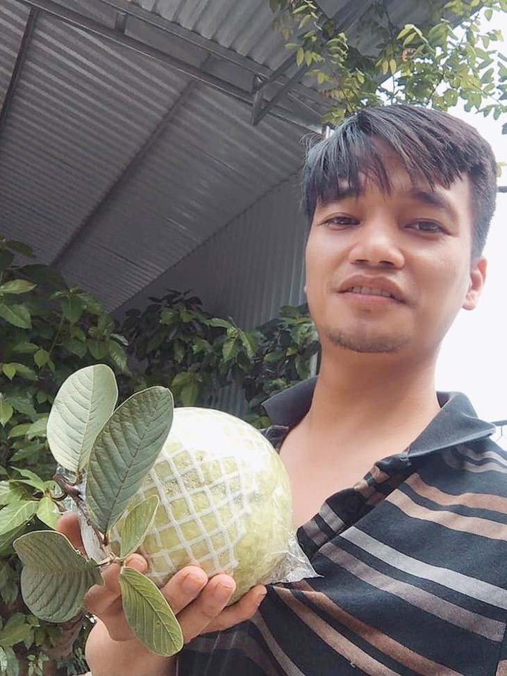 Thậm chí, cái tên Lệ Rơi còn lọt top tìm kiếm nhiều nhất trên Google lúc bấy giờ. Tuy nhiên, không bao lâu sau đó anh về lại quê hương trồng ổi, làm nhân viên văn phòng.