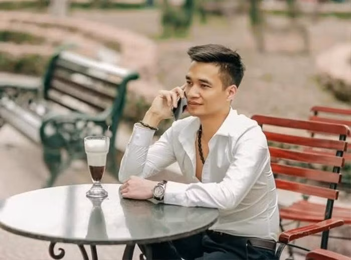 Chính vì vậy anh Nam tiến để phát triển sự nghiệp với nghệ danh Lệ Rơi. Anh hợp tác mở công ty truyền thông giải trí, mở quán bún chả,... Nhưng sau đó không thành công và trở về quê hương để tiếp tục trở thành anh nông dân.