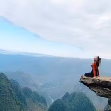 Nhiều du khách thường đứng hẳn ra mép ngoài để có được độ chênh vênh và cảm giác mạnh.