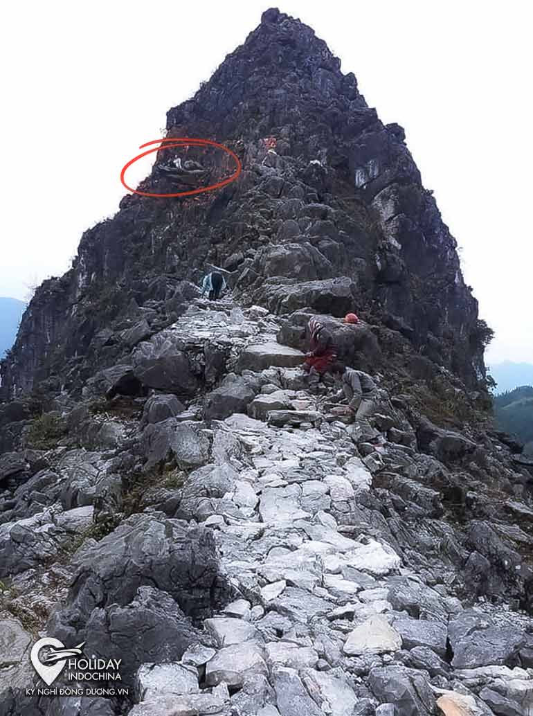 Ngay khi nhận được thông tin nam du khách nước ngoài gặp nạn tại mỏm đá "sống ảo", chính quyền địa phương, công an cùng người dân đã đến ứng cứu, đưa nạn nhân từ vách núi lên phía trên để đi cấp cứu.