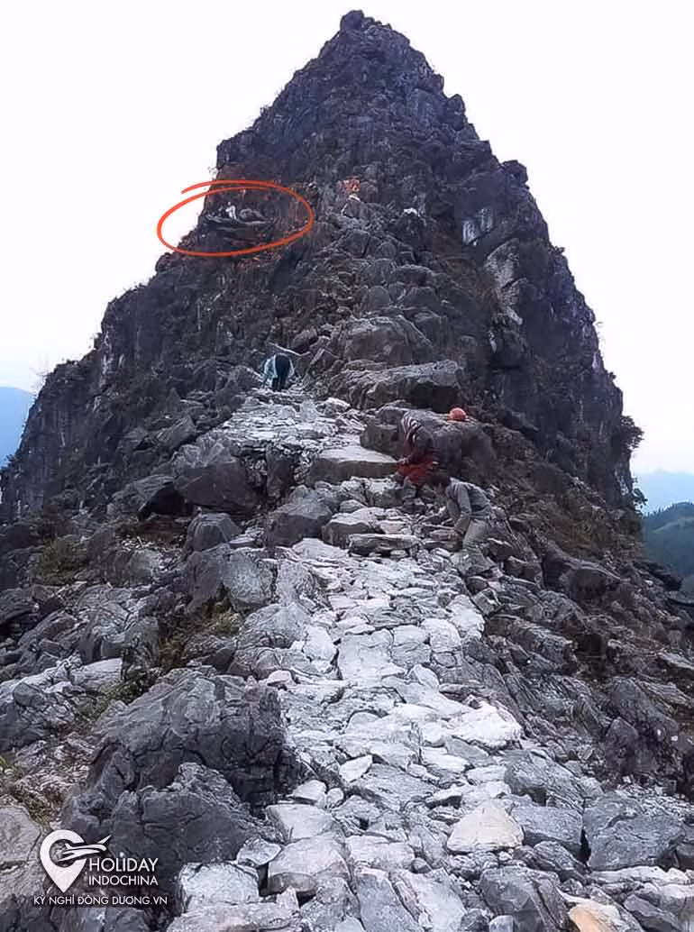 Ngay khi nhận được thông tin nam du khách nước ngoài gặp nạn tại mỏm đá "sống ảo", chính quyền địa phương, công an cùng người dân đã đến ứng cứu, đưa nạn nhân từ vách núi lên phía trên để đi cấp cứu.