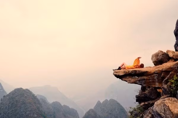 Vị trí mỏm đá sống ảo với phía dưới là vực sâu hàng chục mét.