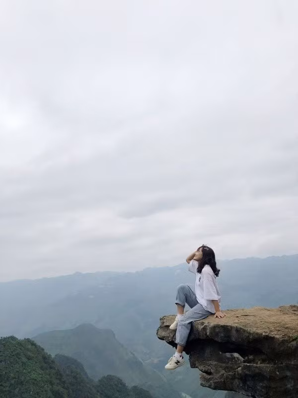 Không ít lần những bức ảnh check-in tại mỏm đá "tử thần" của các bạn trẻ khiến netizen không khỏi rợn người.