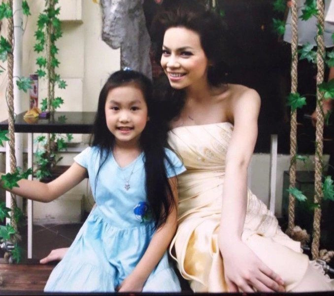 Hình ảnh vợ cầu thủ Đoàn Văn Hậu chụp ảnh chung với nữ ca sĩ Hồ Ngọc Hà.