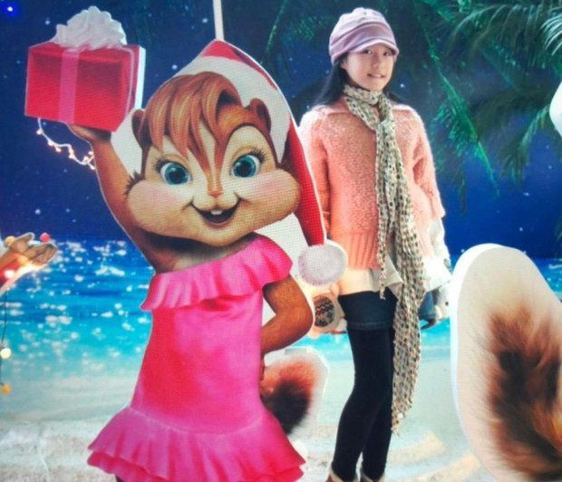 Nhìn ảnh hồi nhỏ của Doãn Hải Mỹ có thể thấy cô vốn dĩ đã sở hữu chiếc cằm thon gọn, sống mũi cao và thanh tú, đặc biệt là nụ cười không có quá nhiều sự khác biệt so với hiện tại.