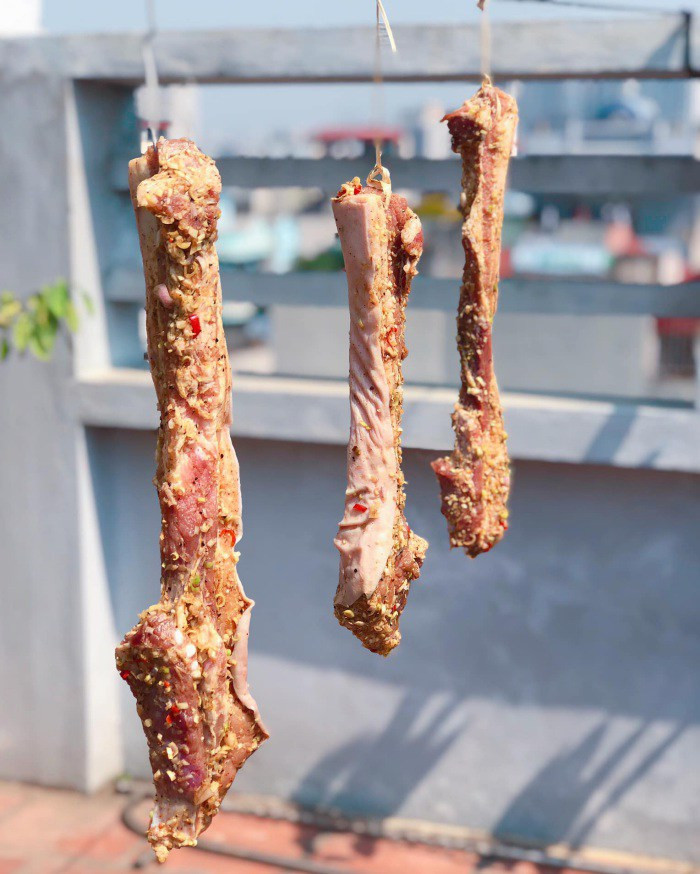 Một số bình luận của cư dân mạng: "Mình xem mấy kênh YouTube thấy họ phơi lâu hơn mà sao không bị hỏng ta, chắc do bị đụng chạm vào đâu rồi mới hỏng", "Đúng là đồng vợ đồng chồng tát biển Đông cũng cạn" hay "Cắt thịt mỏng ra, để dày thế sao 1 nắng được"...