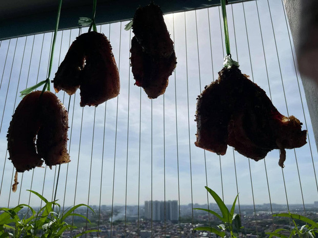 Tranh thủ thời tiết nắng như đổ lửa, hội chị em đã tận dụng để "đu" trend làm món thịt ba chỉ treo nắng.