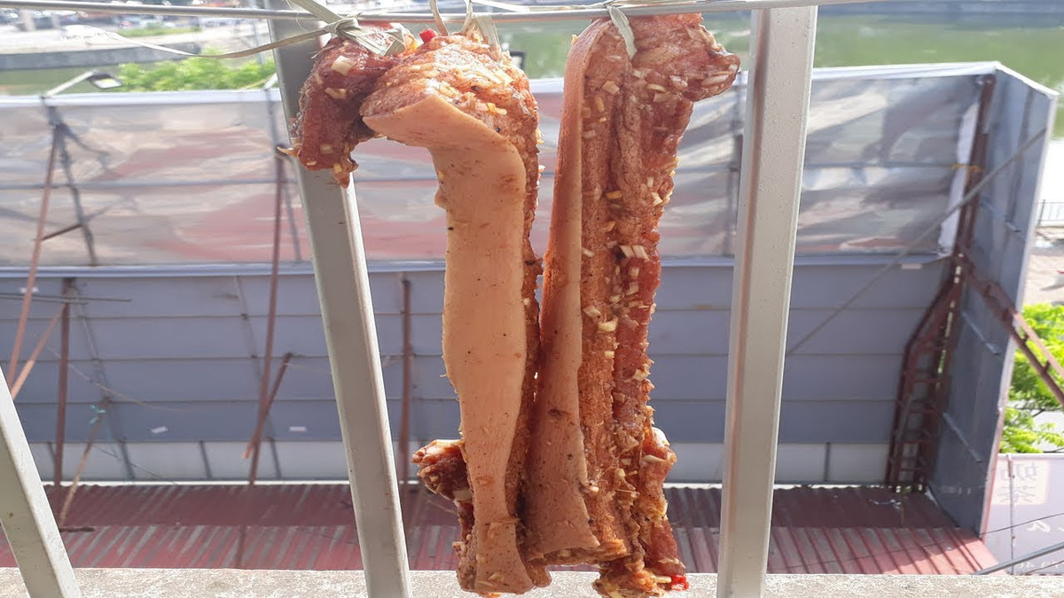 Dù được tẩm gia vị đậm, khi quay lên miếng thịt vẫn có mùi, tới mức khi nếm thử 1 miếng gia chủ đã không chịu nổi.